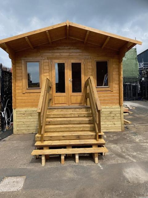 The Wooden Lodge No 1 At The Baltic Cains Brewery Liverpool Exterior photo